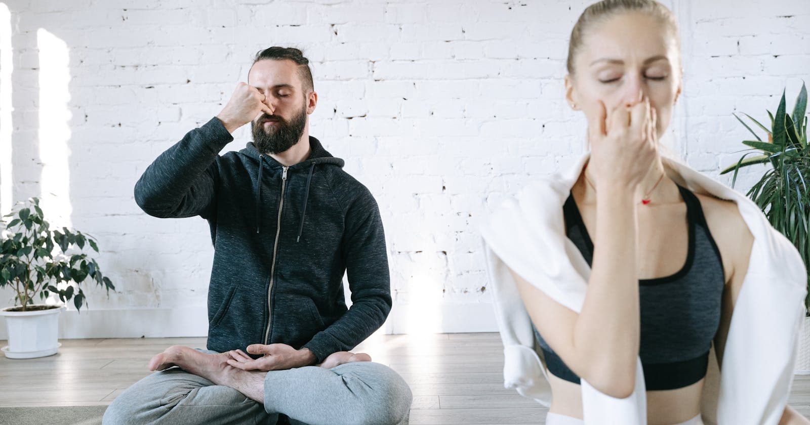 Two people practising side by side — the difference between meditation and pranayama