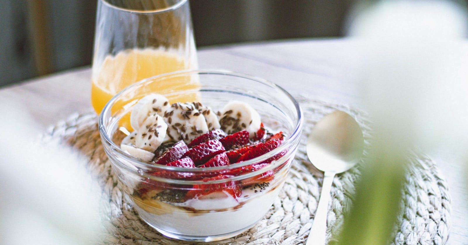 Smoothie bowl with berries and nuts — modern Ayurveda's breakfast