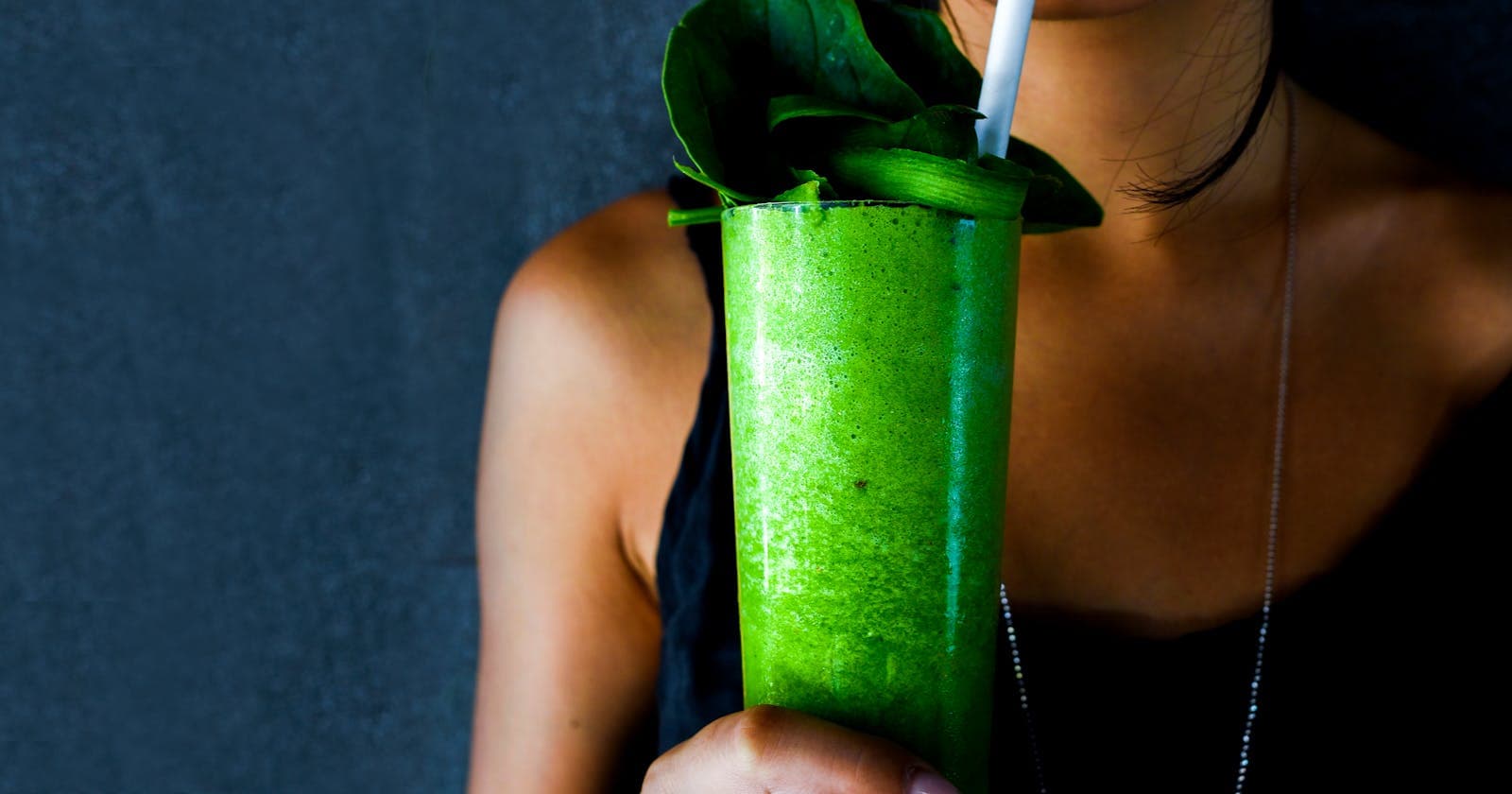Cool green smoothie with spinach — the cooling food Pitta wants